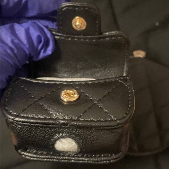 CHANEL Beaute VIP Black Quilted AirPod/wallet set - Picture 9 of 17